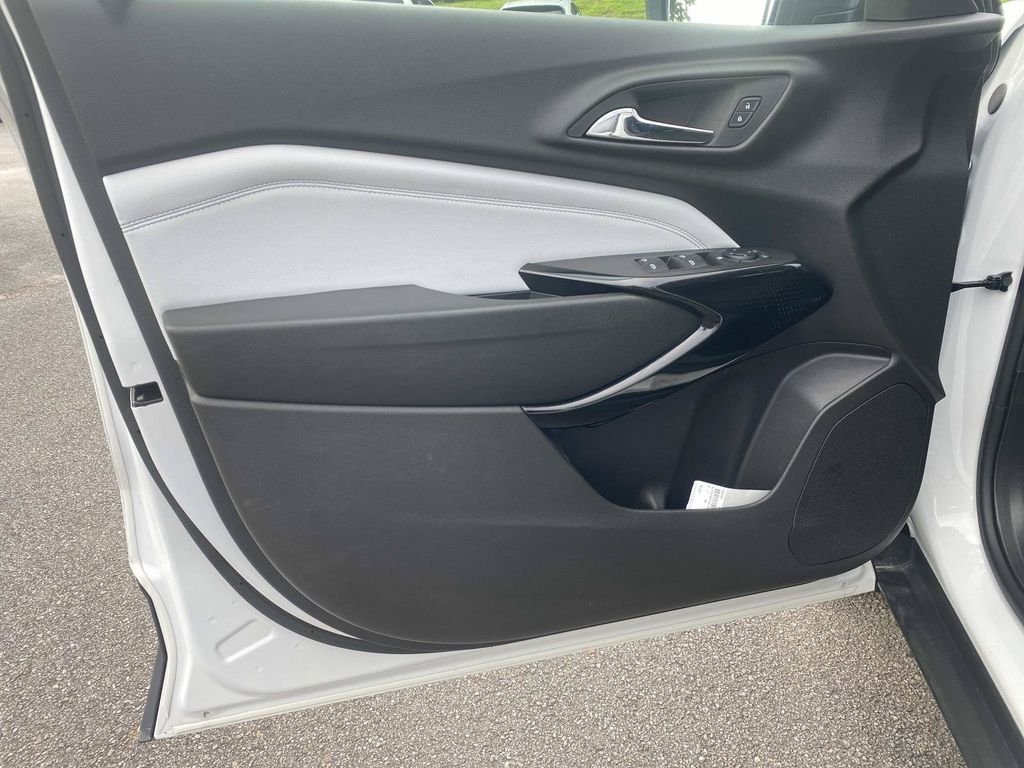 Used 2025 Chevrolet Trax LT FWD image 16