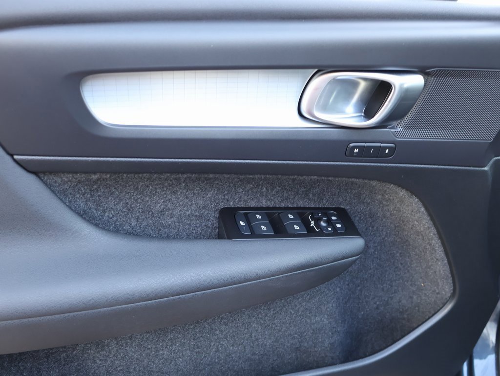 Used 2022 Volvo XC40 T5 Momentum image 26