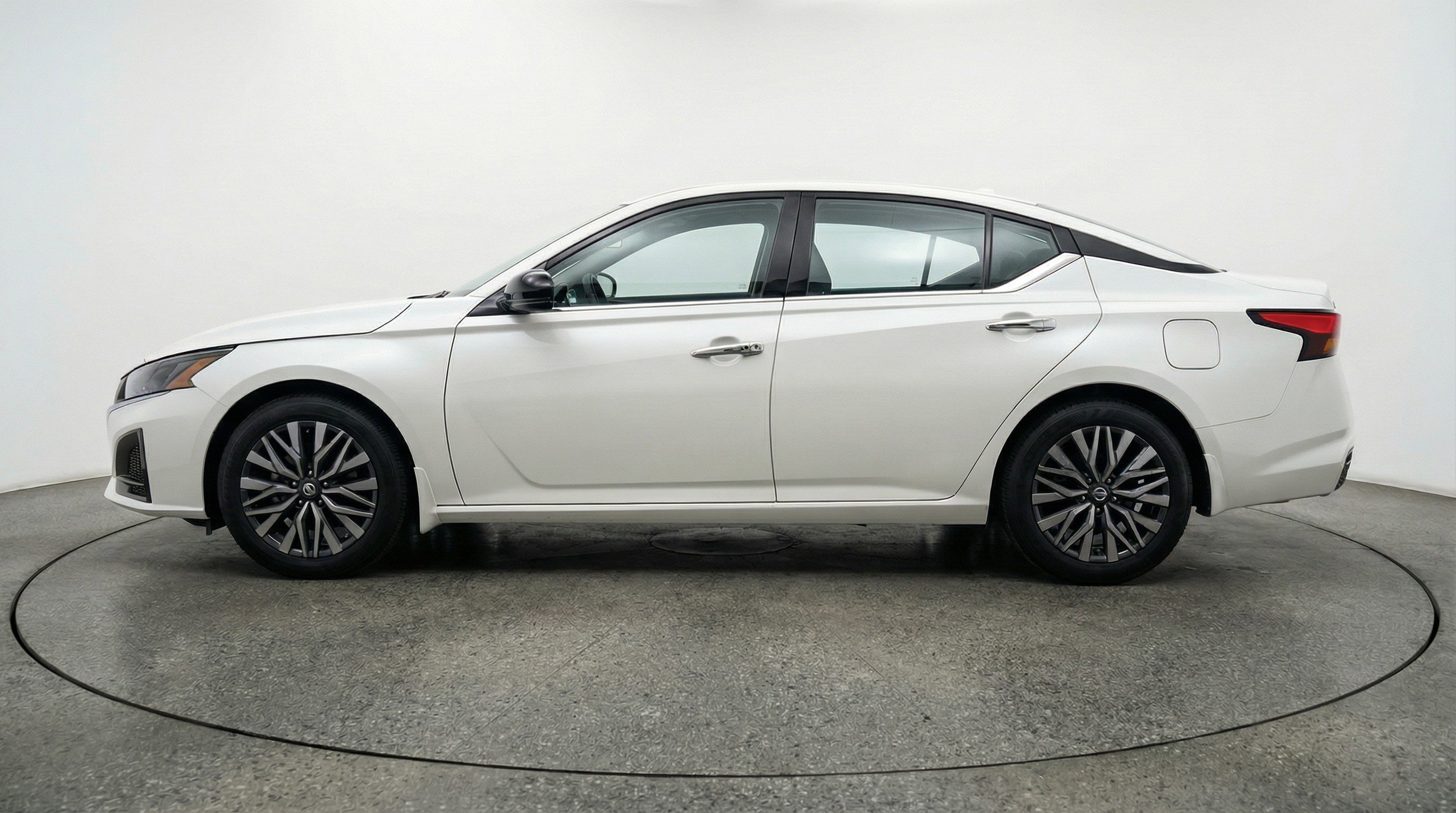 Used 2025 Nissan Altima 2.5 SV image 5