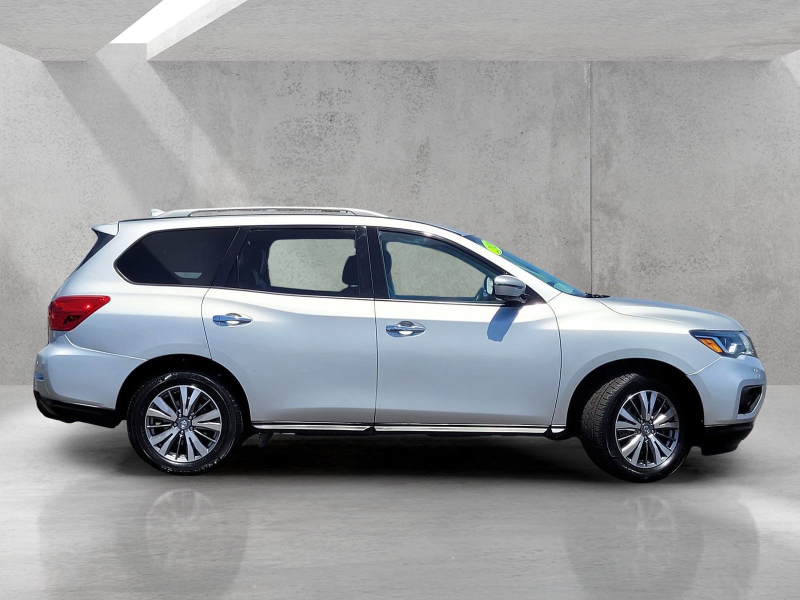 Used 2020 Nissan Pathfinder SL FWD image 4
