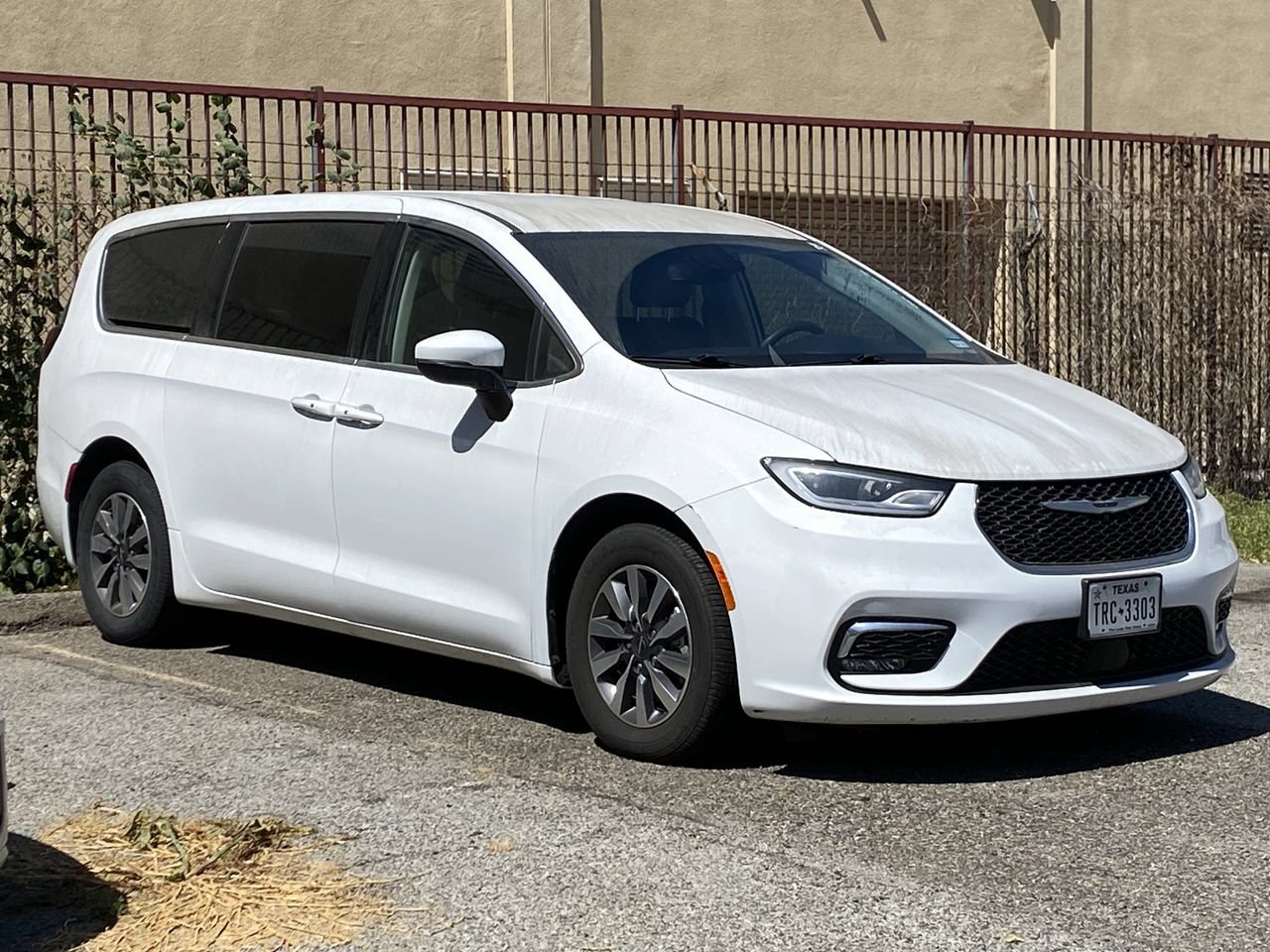 Used 2023 Chrysler Pacifica Touring-L FWD image 2
