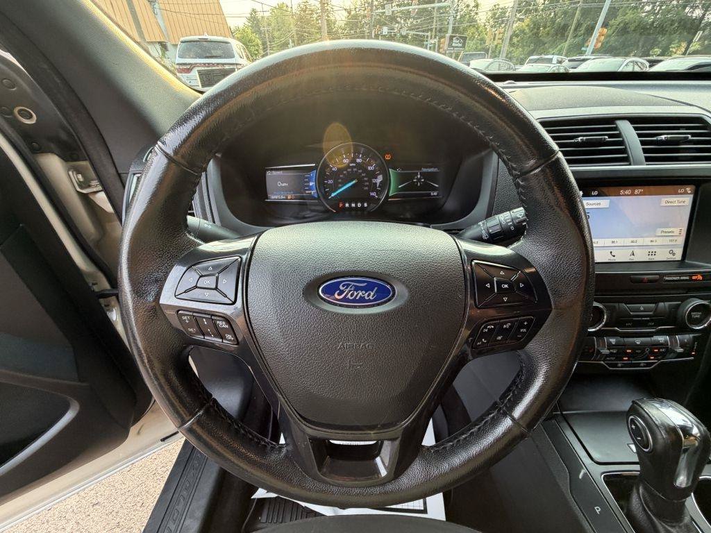 Used 2018 Ford Explorer XLT w/ Equipment Group 202A AWD/4WD image 25