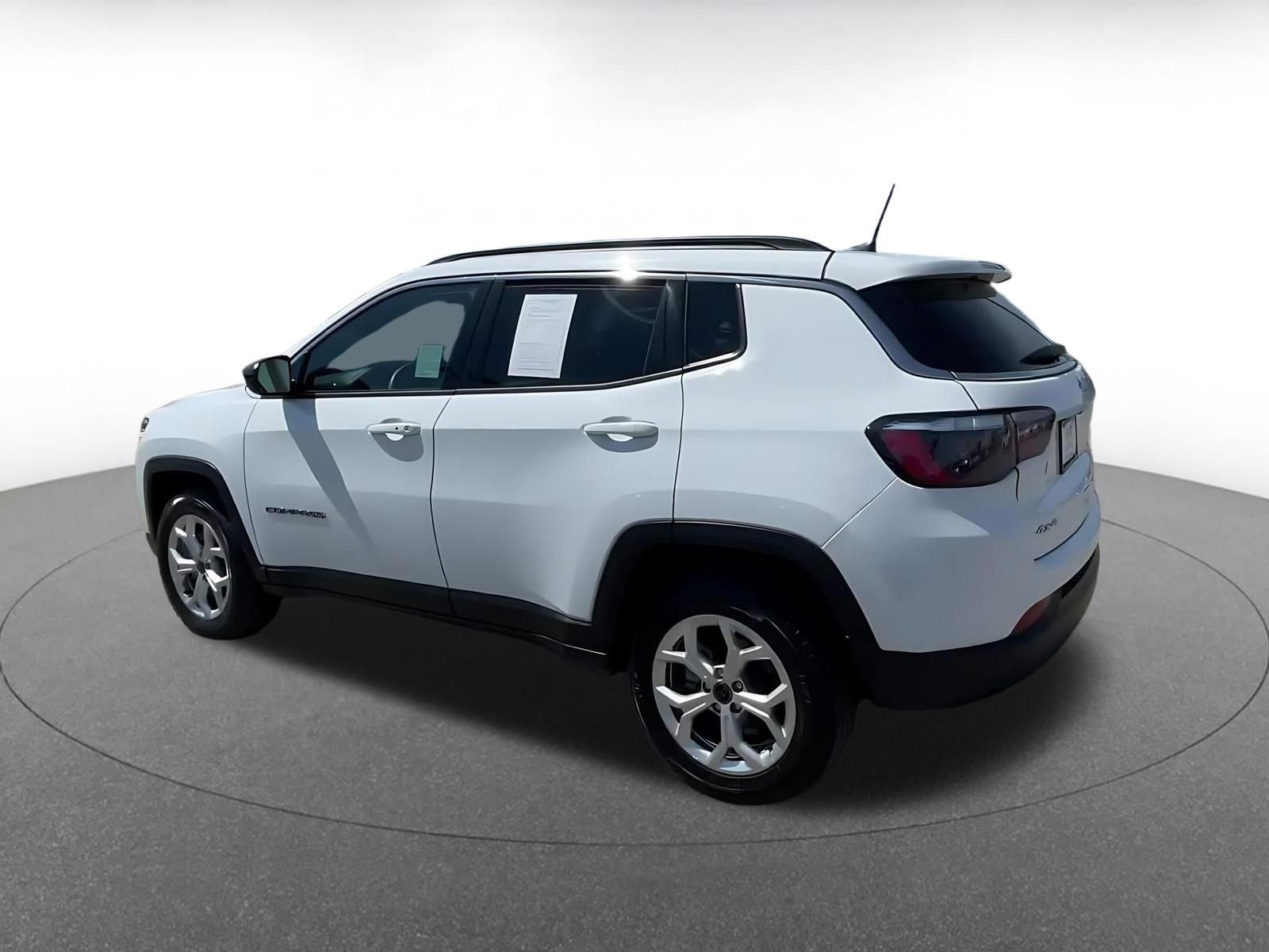 Used 2025 Jeep Compass Latitude AWD/4WD image 10