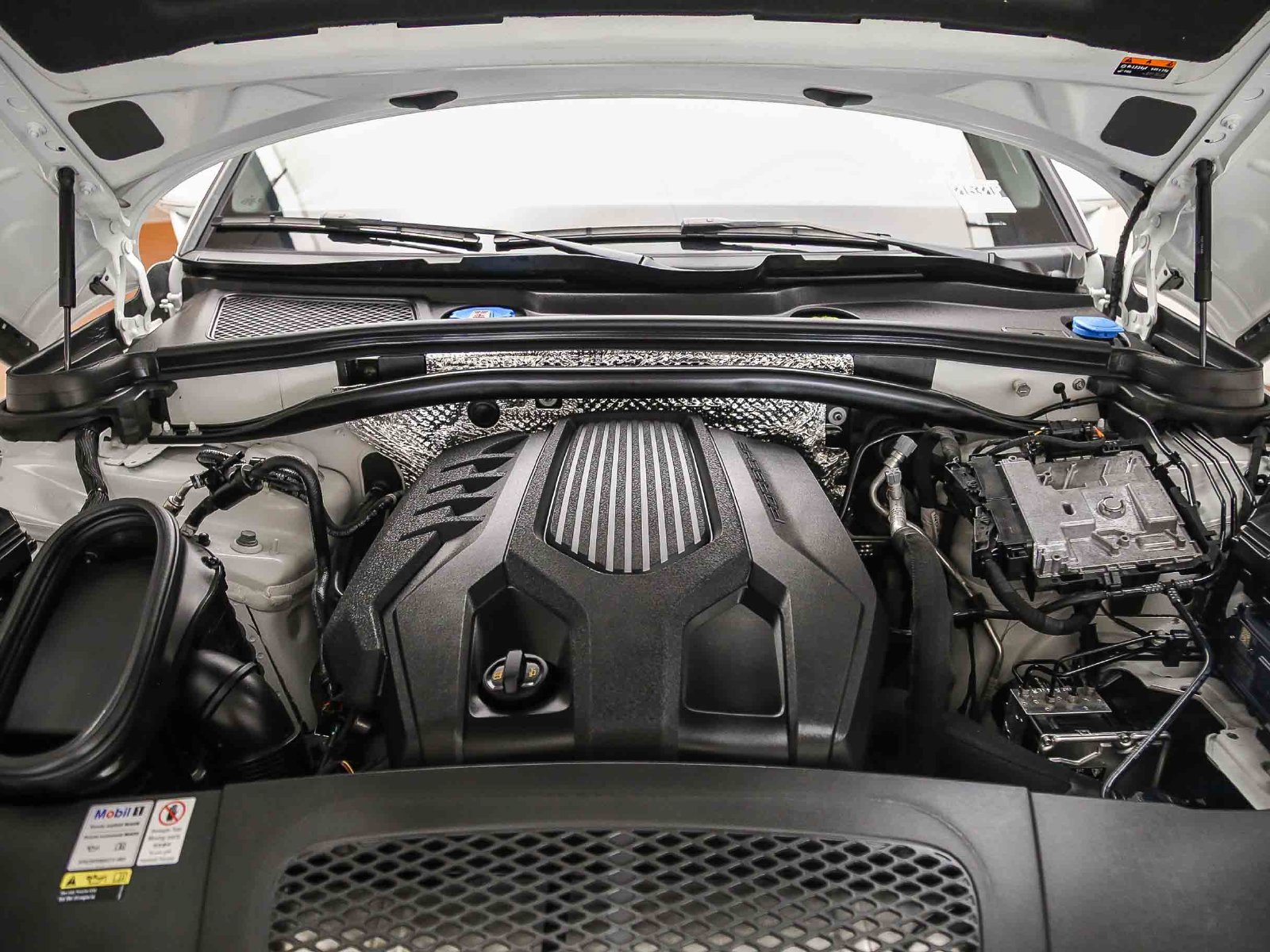 Certified 2022 Porsche Macan AWD/4WD image 30