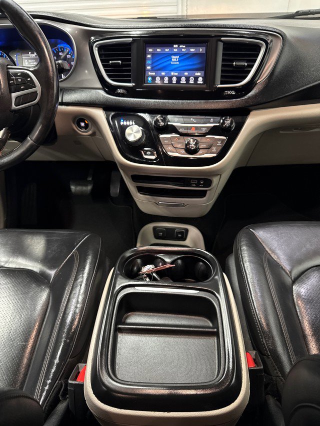 Used 2020 Chrysler Pacifica Touring-L image 18