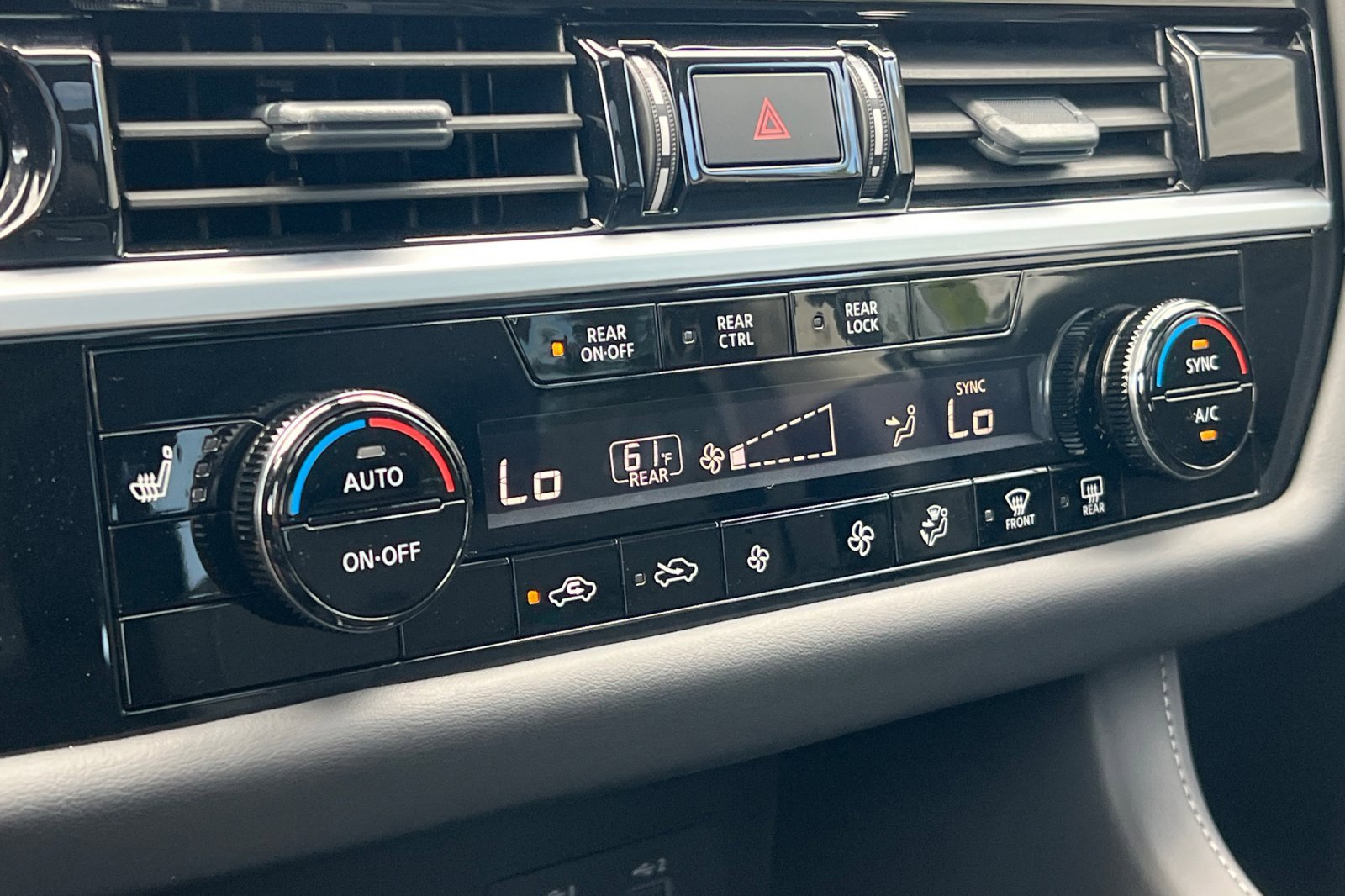 New 2025 Nissan Pathfinder SV w/ SV Premium Package image 24