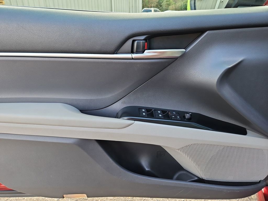 Used 2018 Toyota Camry SE w/ Moonroof Package image 26