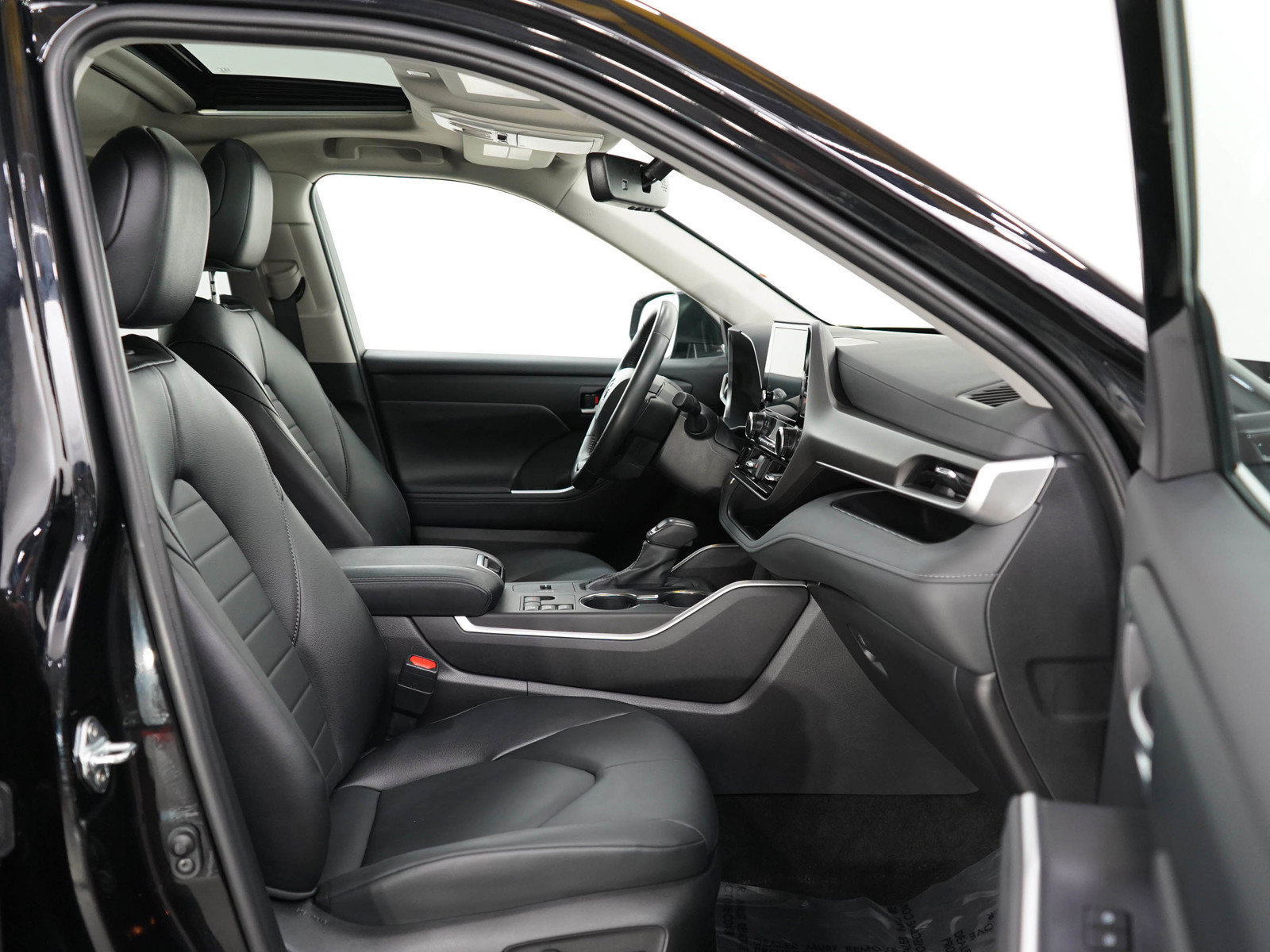 Used 2025 Toyota Highlander XLE AWD/4WD image 13