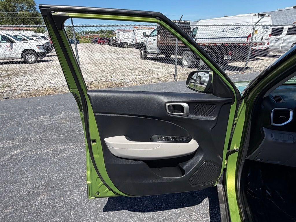 Used 2023 Hyundai Venue SEL FWD image 15
