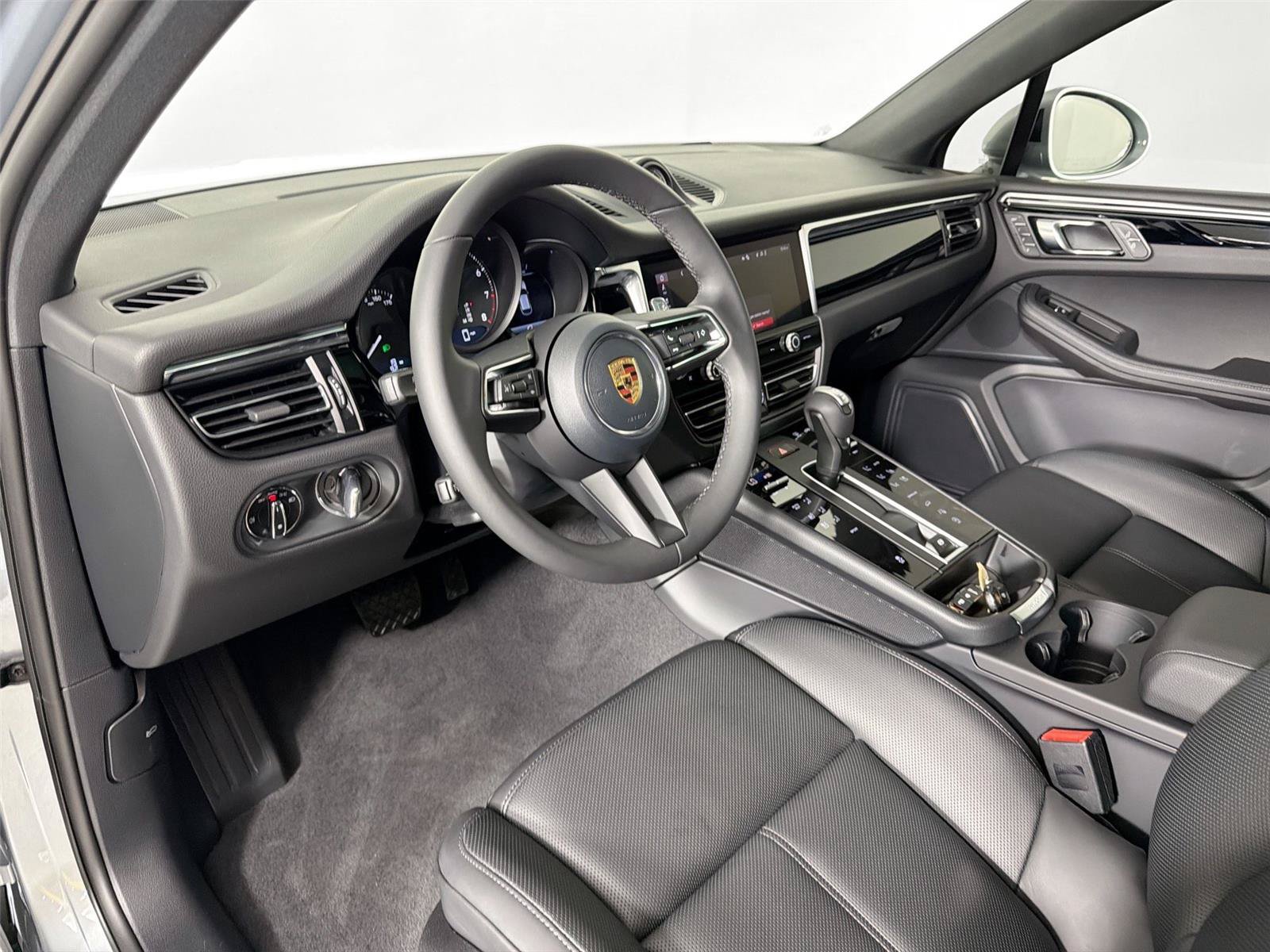 Certified 2026 Porsche Macan Turbo AWD/4WD image 4