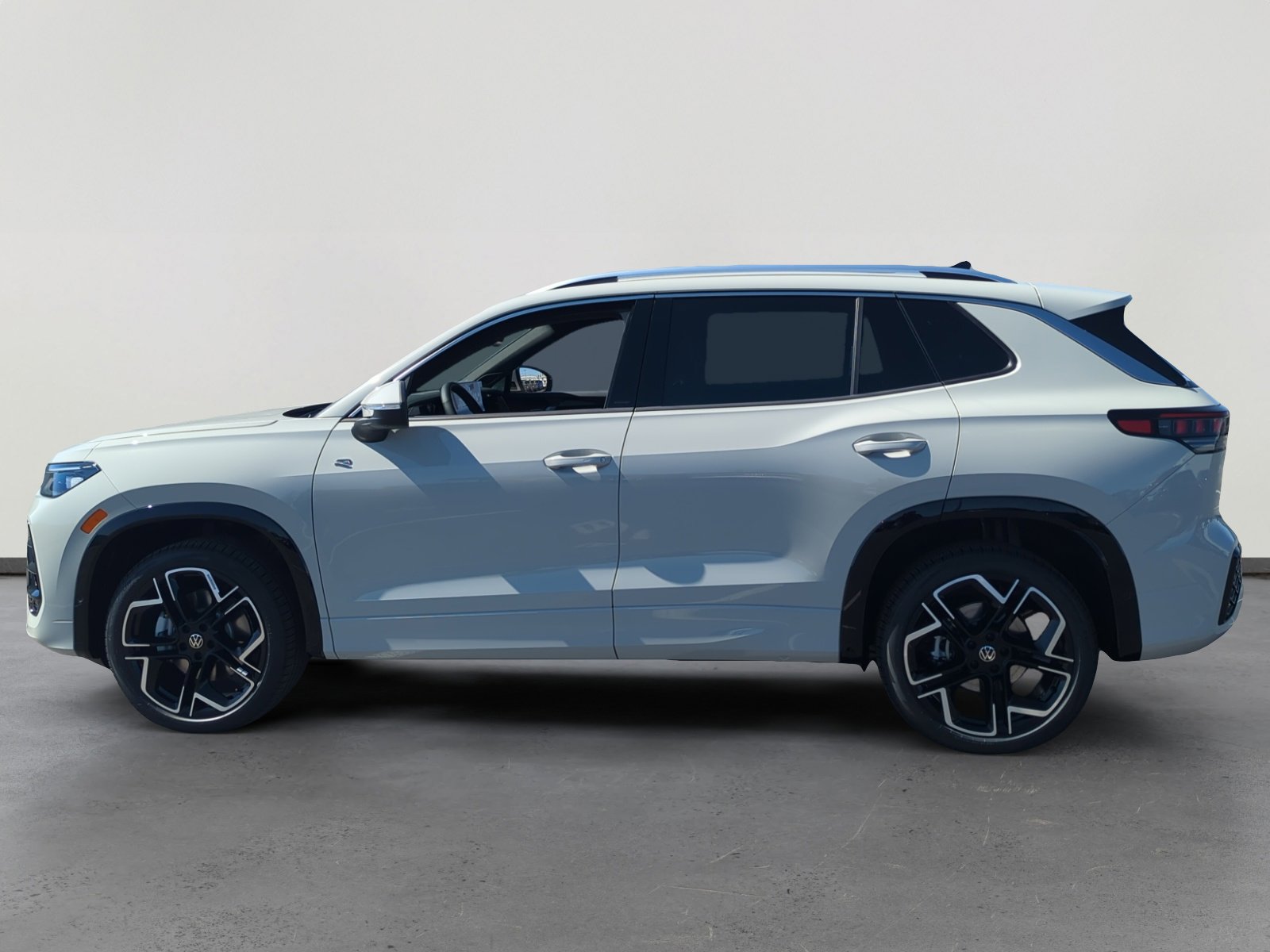New 2026 Volkswagen Tiguan SEL R-Line image 2