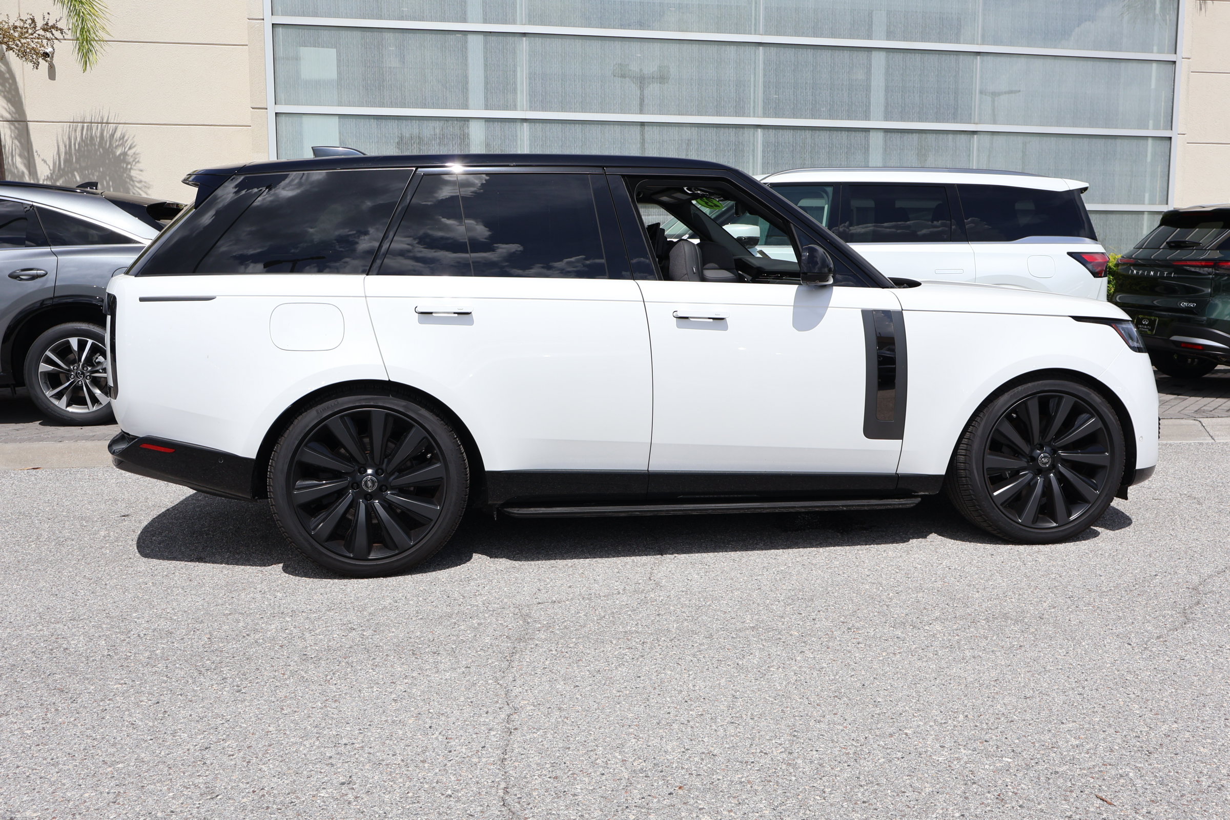 Used 2023 Land Rover Range Rover SV AWD/4WD image 10