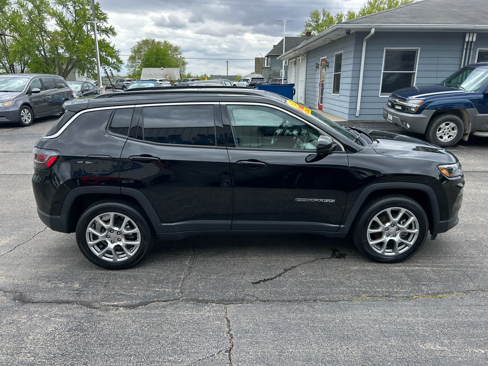 Used 2022 Jeep Compass Latitude w/ Sun and Sound Group AWD/4WD image 3
