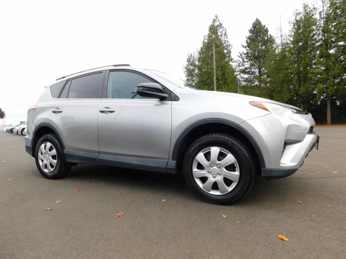 Used 2016 Toyota RAV4 LE image 1
