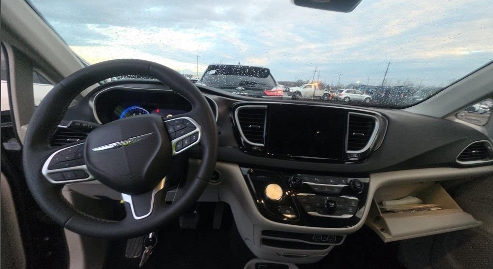 Used 2024 Chrysler Pacifica Touring-L image 14