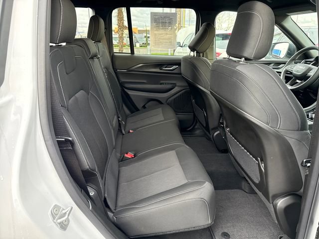 Used 2025 Jeep Grand Cherokee Laredo image 12