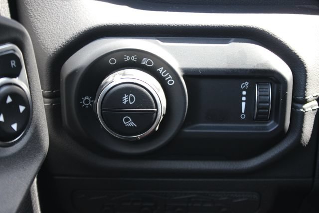 Used 2024 Jeep Gladiator Sport w/ Premium Package AWD/4WD image 19
