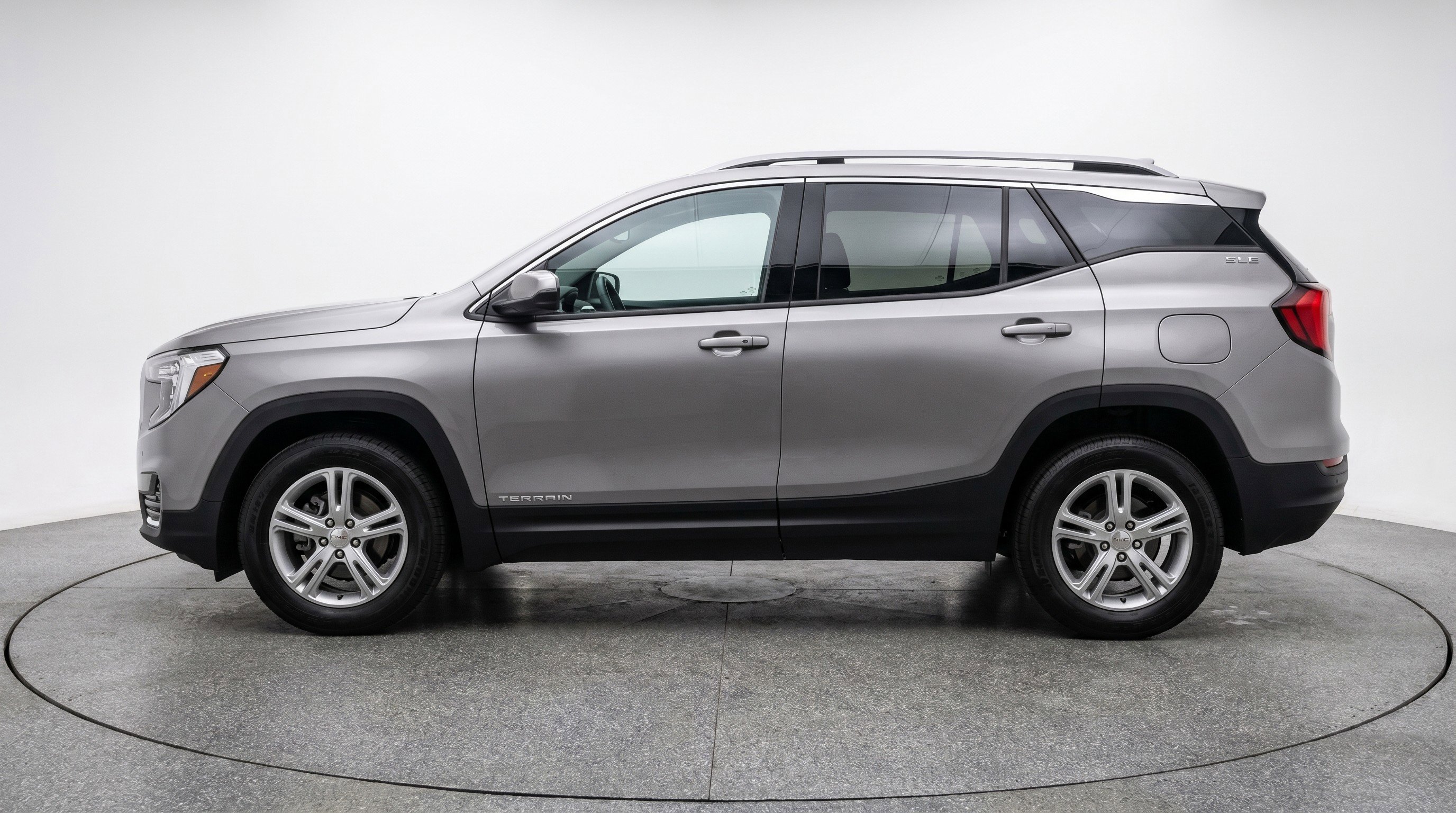 Used 2024 GMC Terrain SLE FWD image 5
