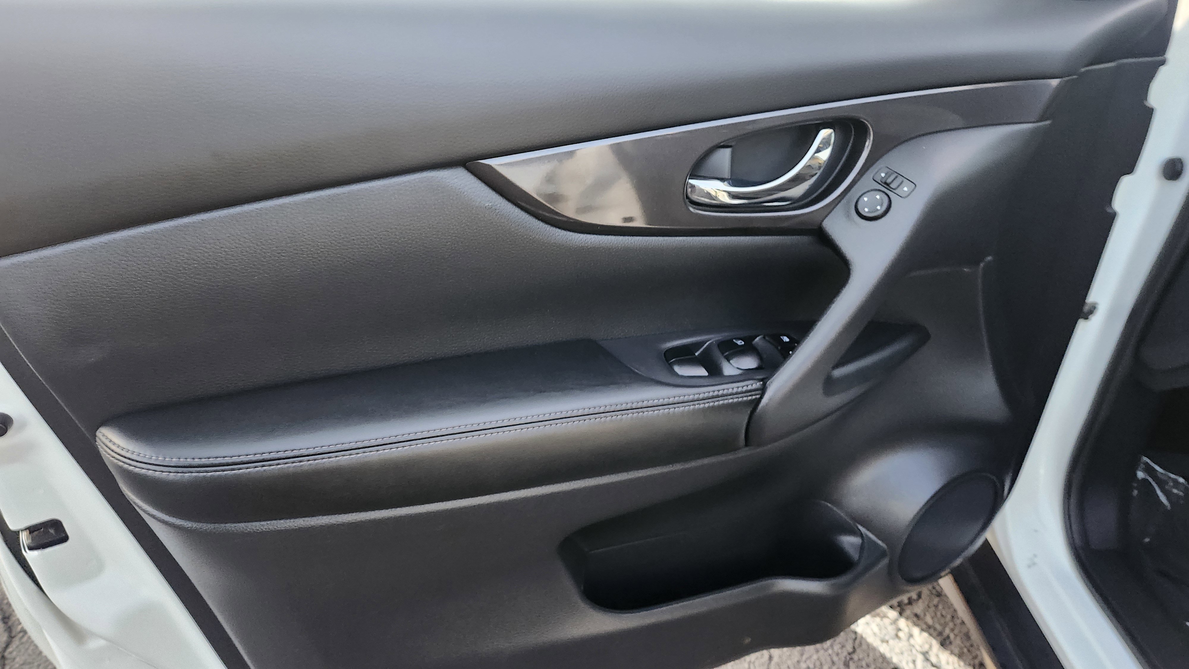 Used 2018 Nissan Rogue SV image 27