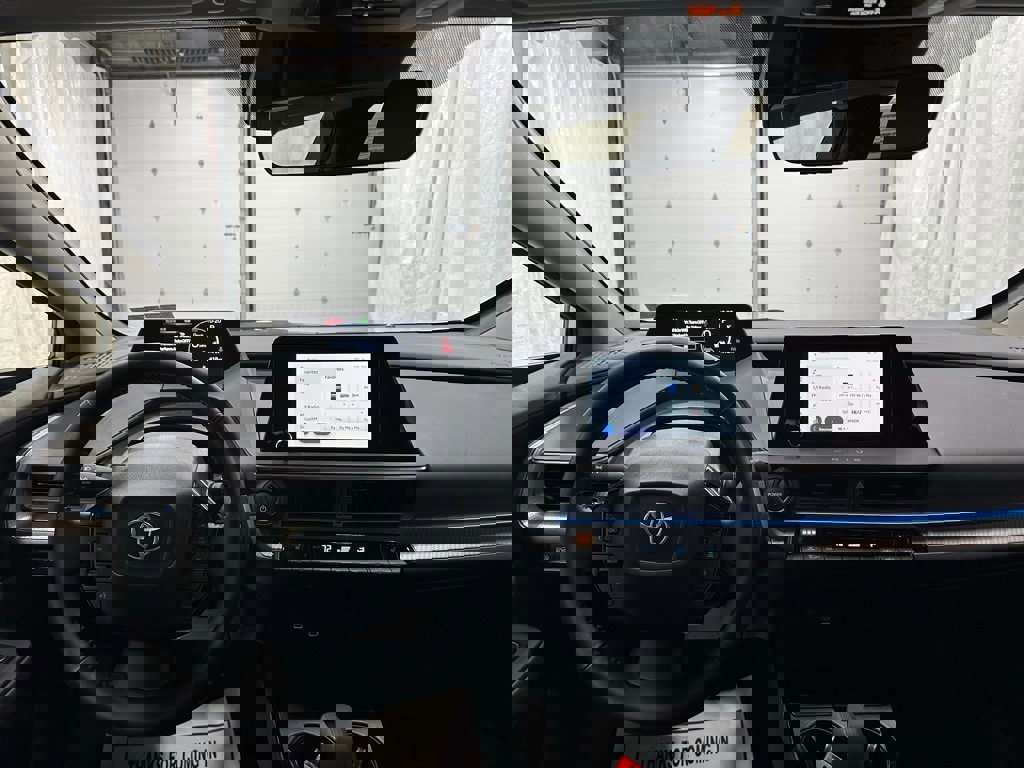 Used 2025 Toyota Prius XLE image 16