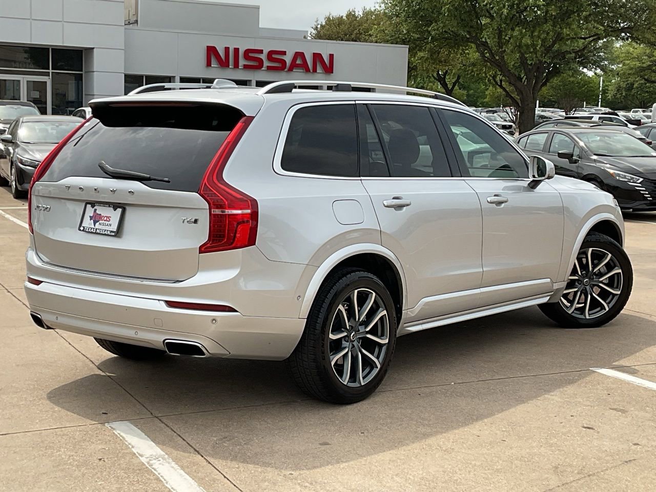 Used 2017 Volvo XC90 T6 Momentum w/ Vision Package image 5