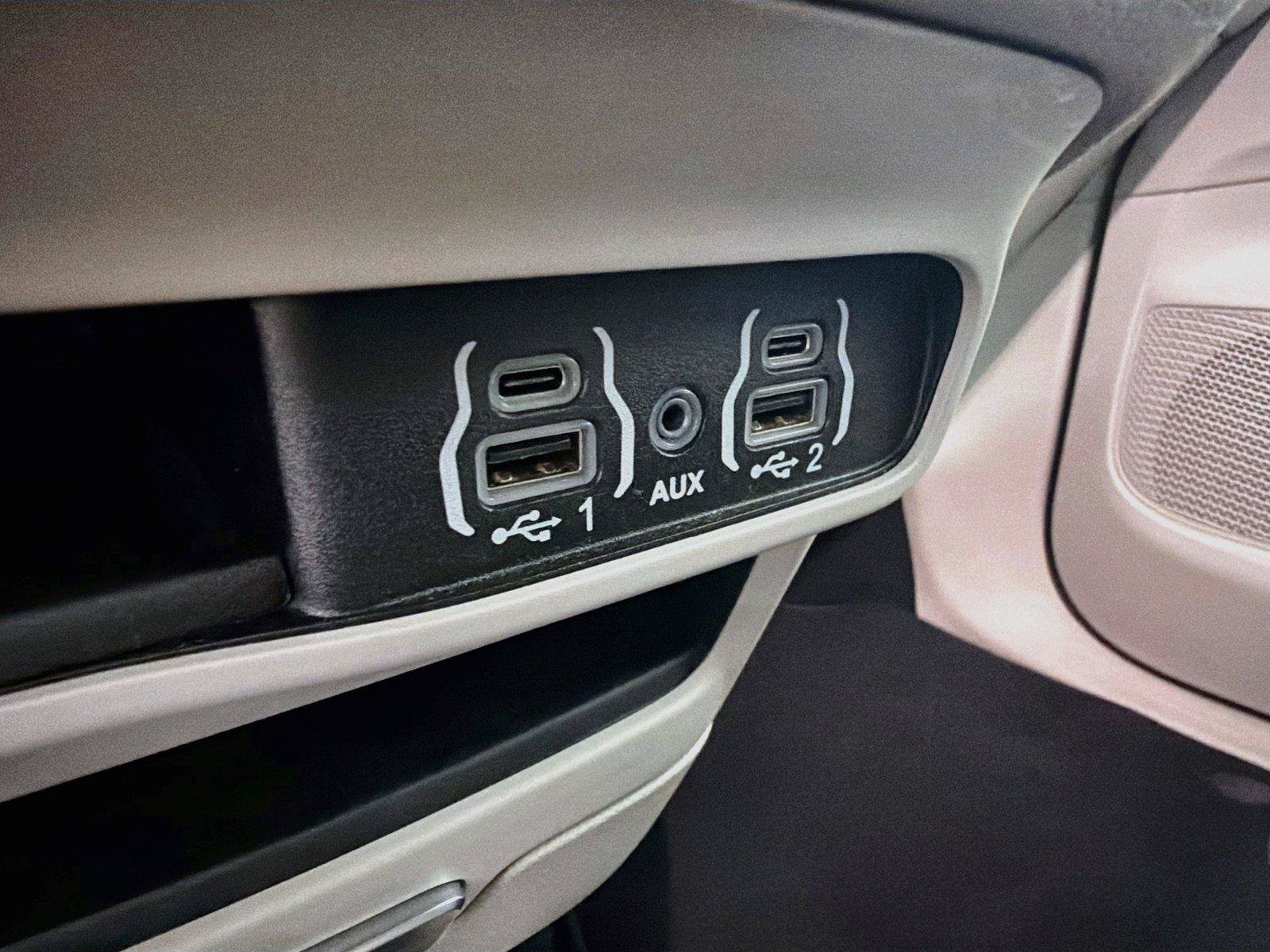 Used 2024 Chrysler Pacifica Touring-L FWD image 40