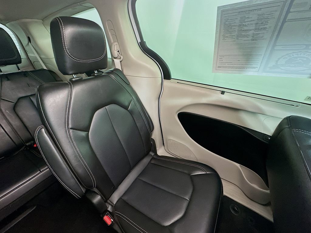 Used 2024 Chrysler Pacifica Touring-L image 14