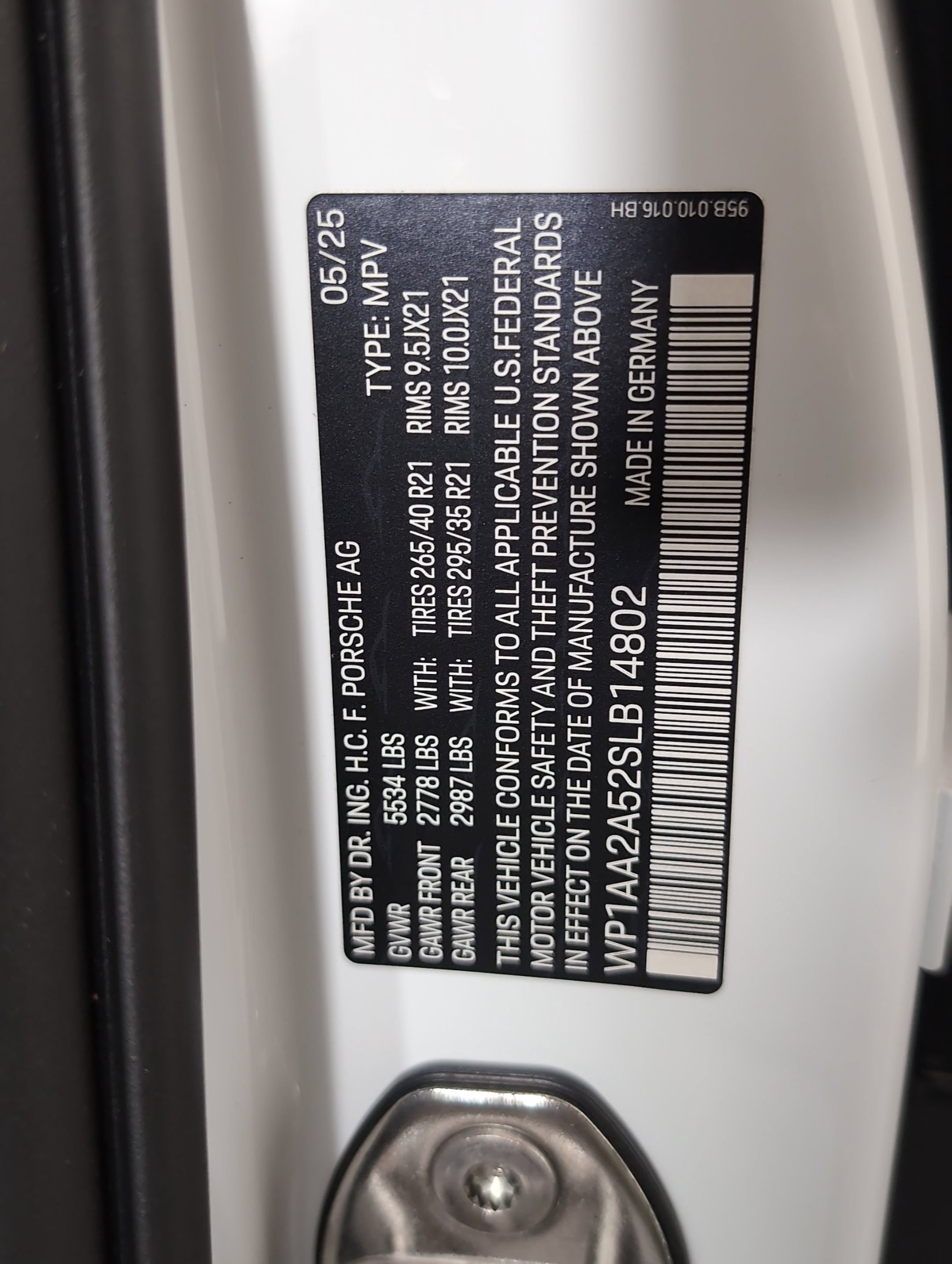 Certified 2025 Porsche Macan AWD/4WD image 30