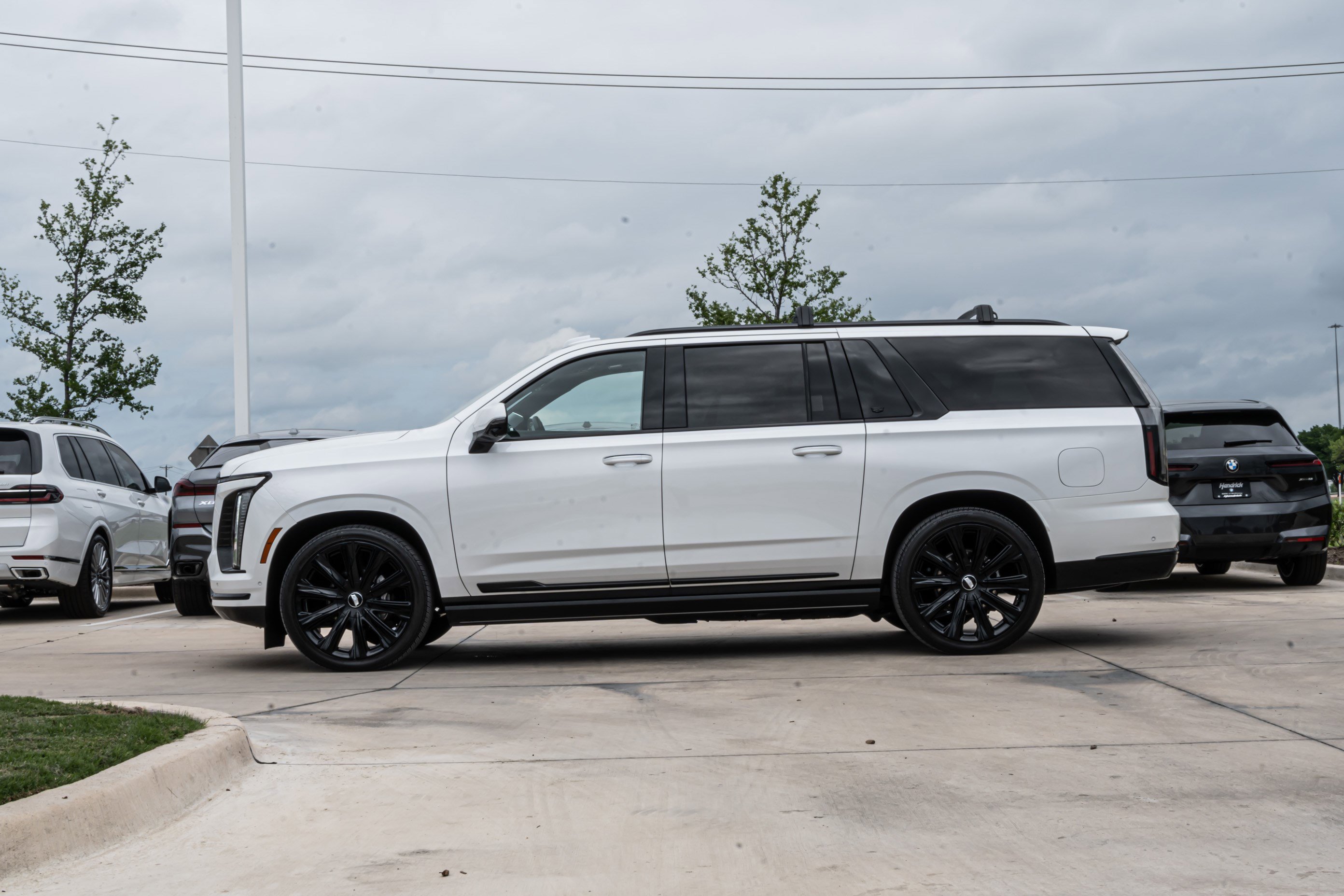 Used 2025 Cadillac Escalade ESV Premium Luxury Platinum AWD/4WD image 6