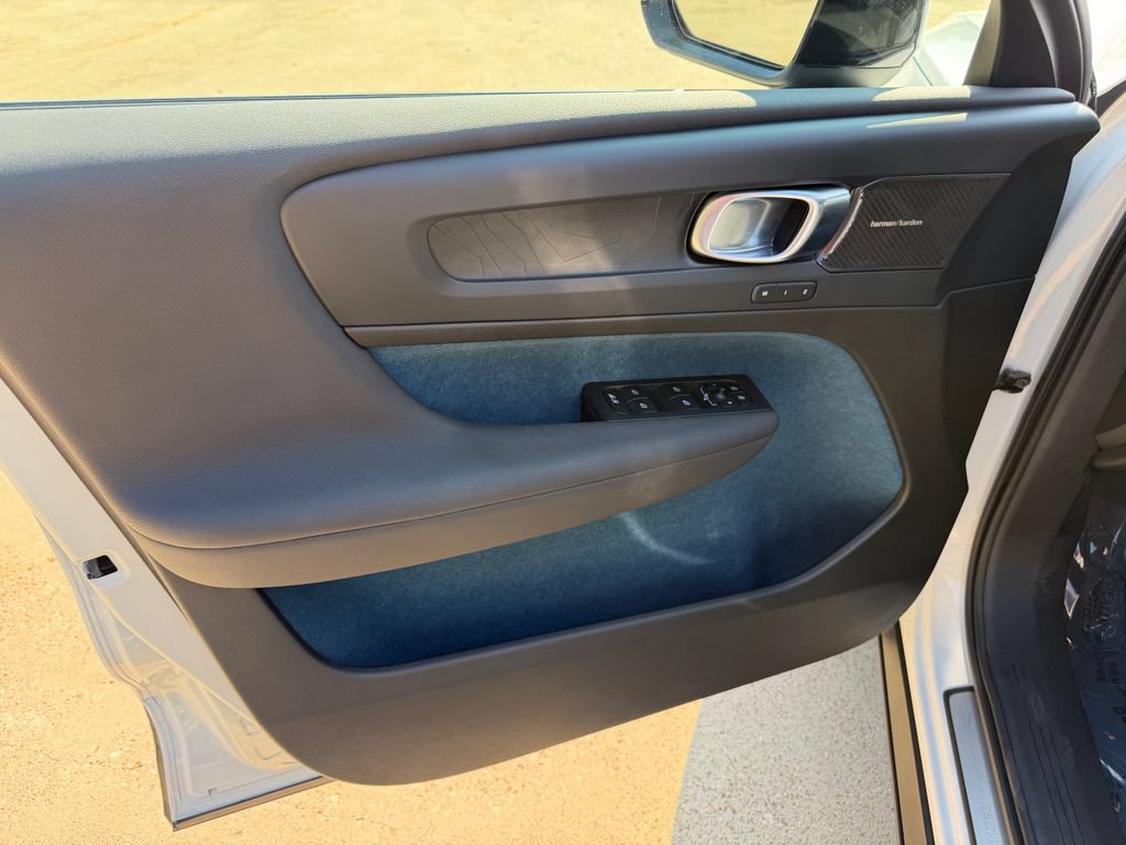 Certified 2023 Volvo C40 P8 Recharge Ultimate AWD/4WD image 9