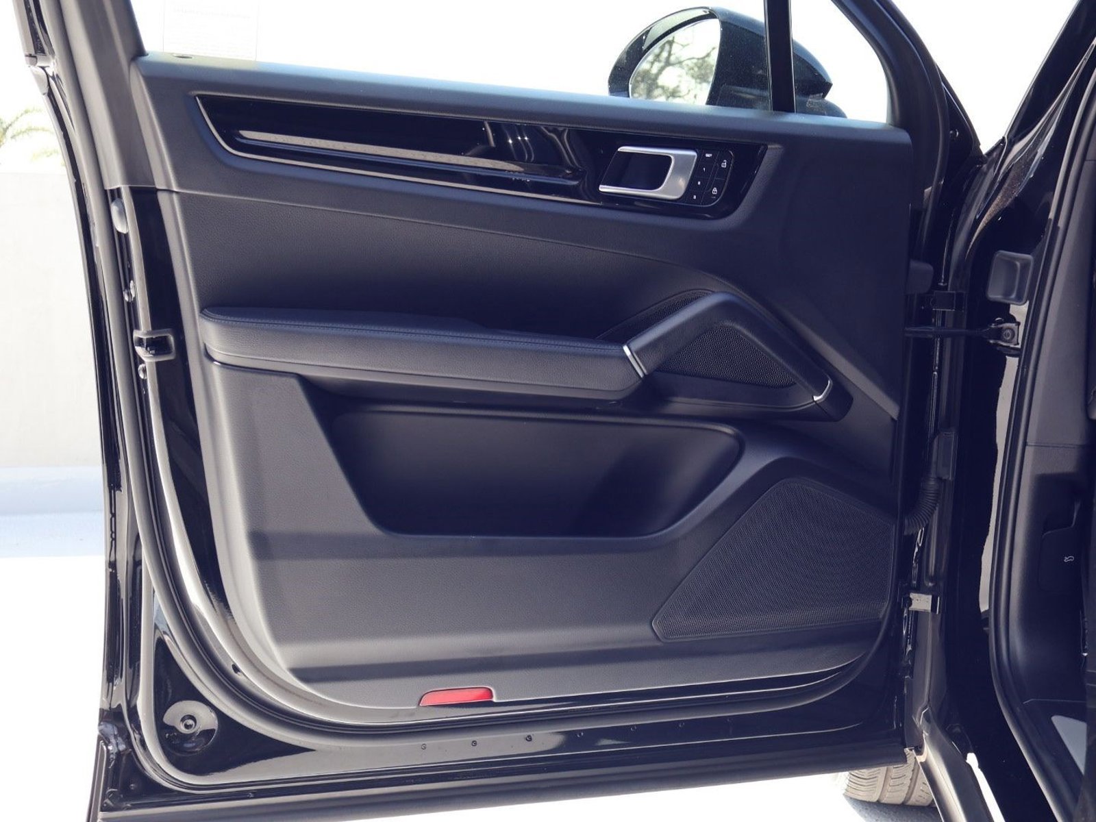 Certified 2023 Porsche Cayenne Platinum Edition image 12