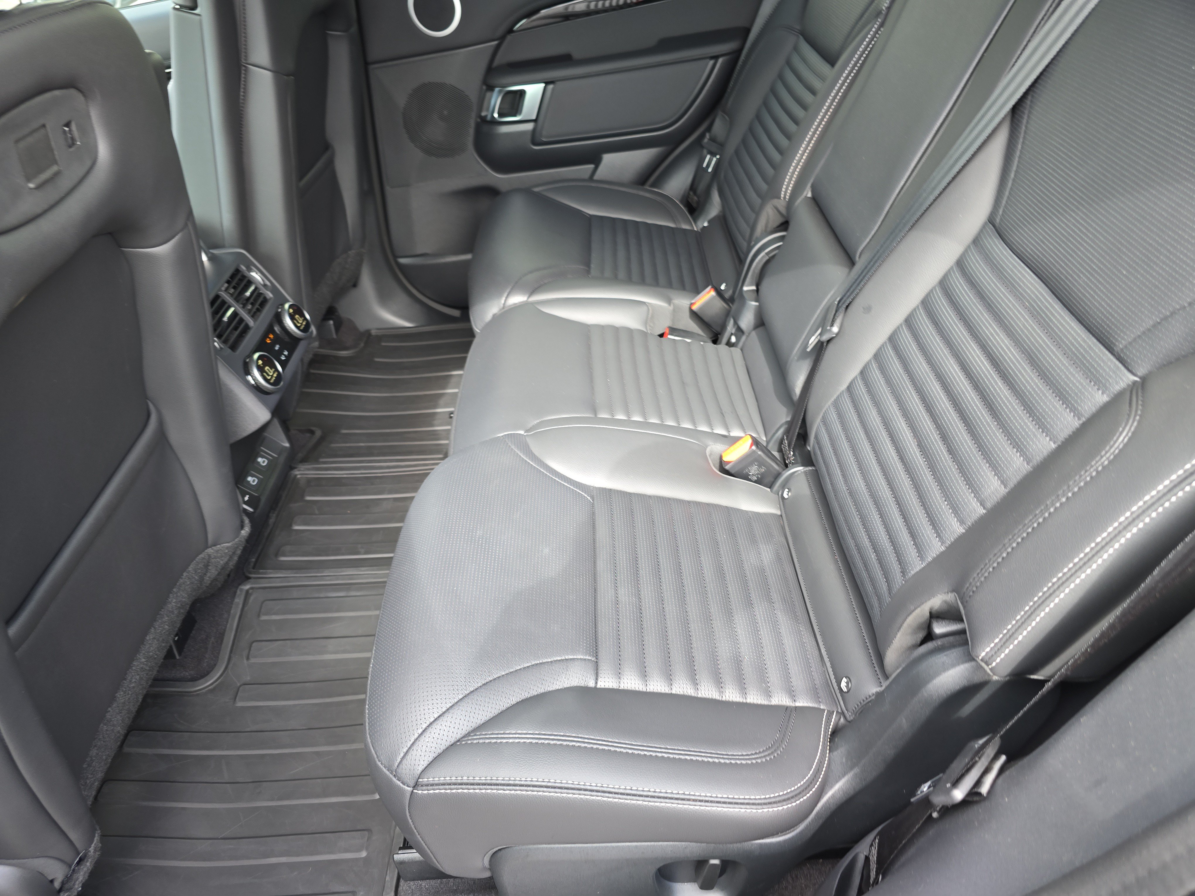 Certified 2025 Land Rover Discovery S AWD/4WD image 17