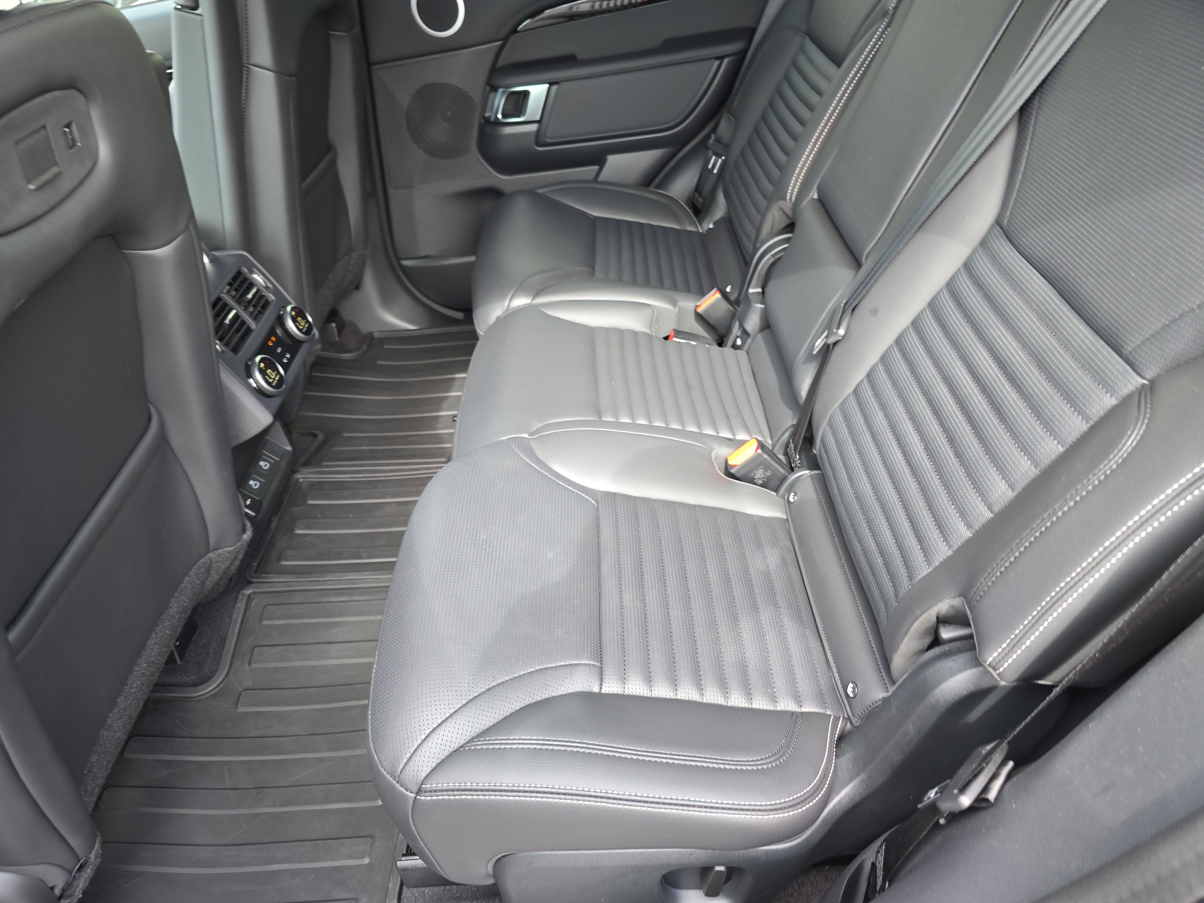 Certified 2025 Land Rover Discovery S AWD/4WD image 17