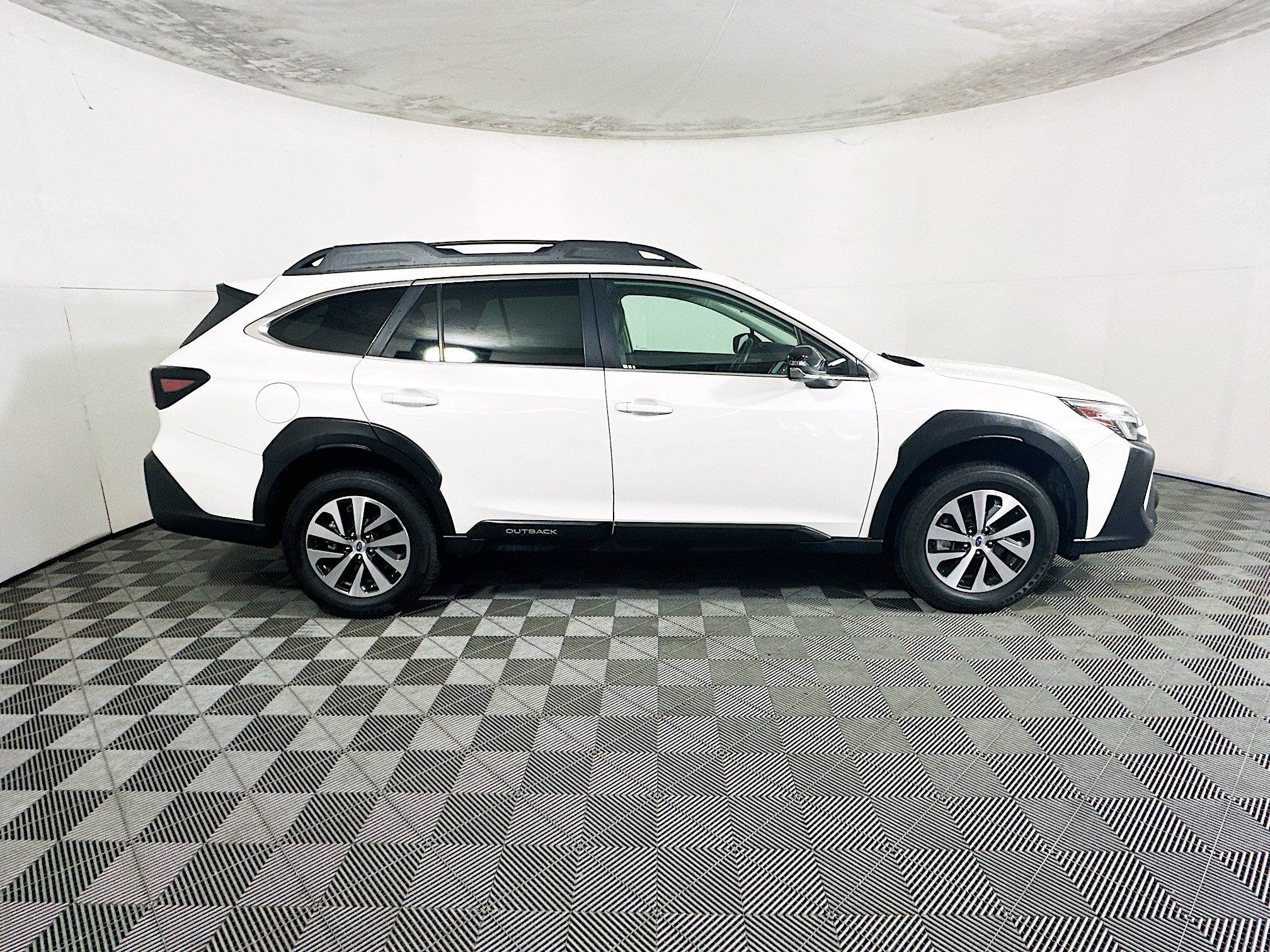 Used 2023 Subaru Outback Premium AWD/4WD image 2