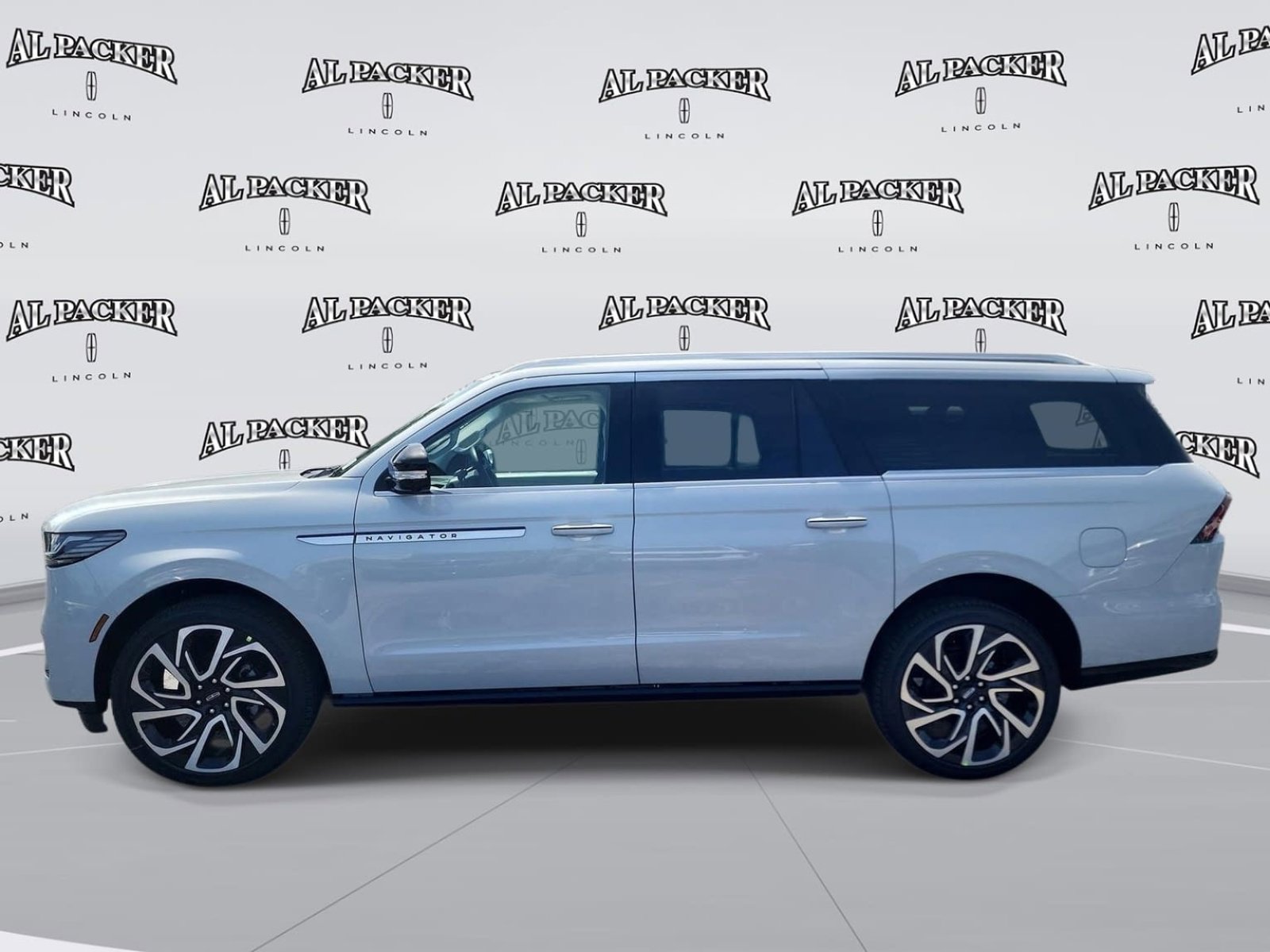 New 2026 Lincoln Navigator L Reserve AWD/4WD image 2