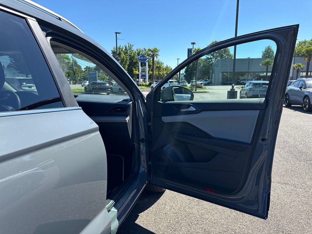 Used 2023 Volkswagen Taos SE w/ Panoramic Sunroof Package AWD/4WD image 19