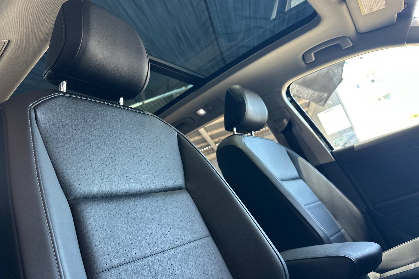 Used 2020 Volkswagen Tiguan SEL FWD image 18