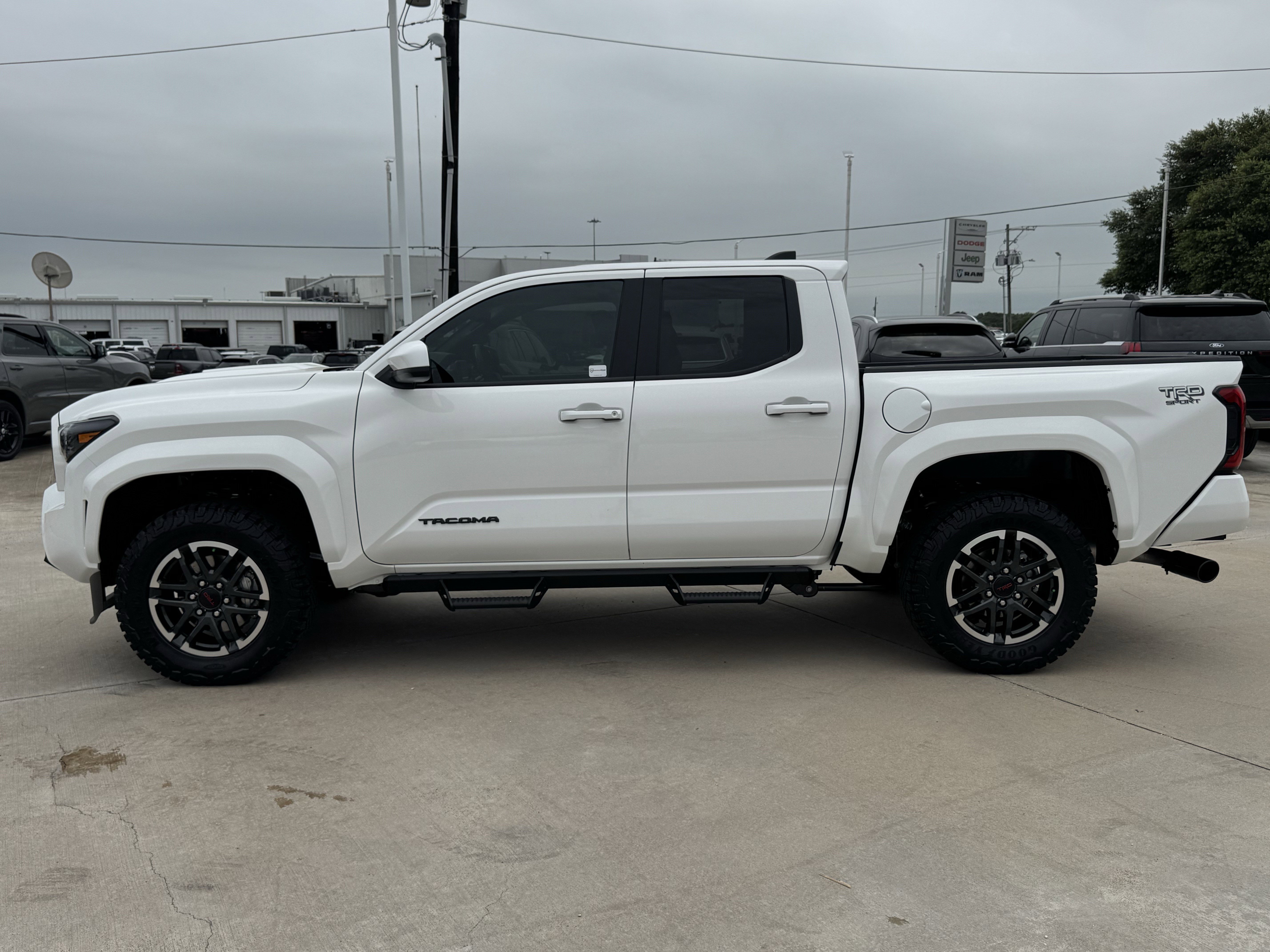 Used 2025 Toyota Tacoma TRD Sport AWD/4WD image 7
