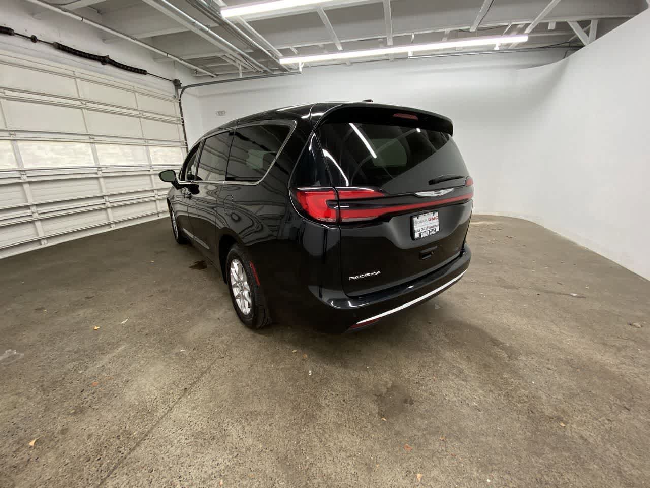 Used 2024 Chrysler Pacifica Touring-L FWD image 4