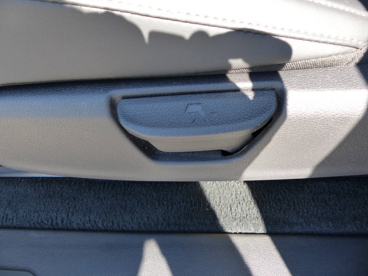 Used 2025 Kia Carnival EX FWD image 47