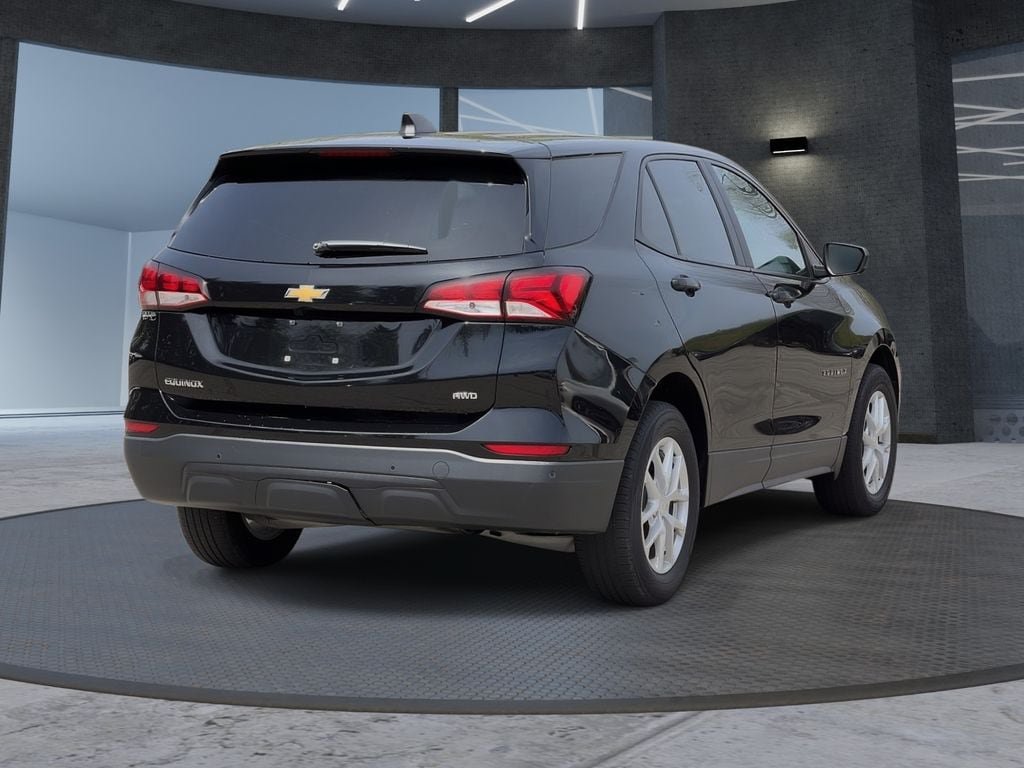 Used 2022 Chevrolet Equinox LS w/ LS Convenience Package AWD/4WD image 4