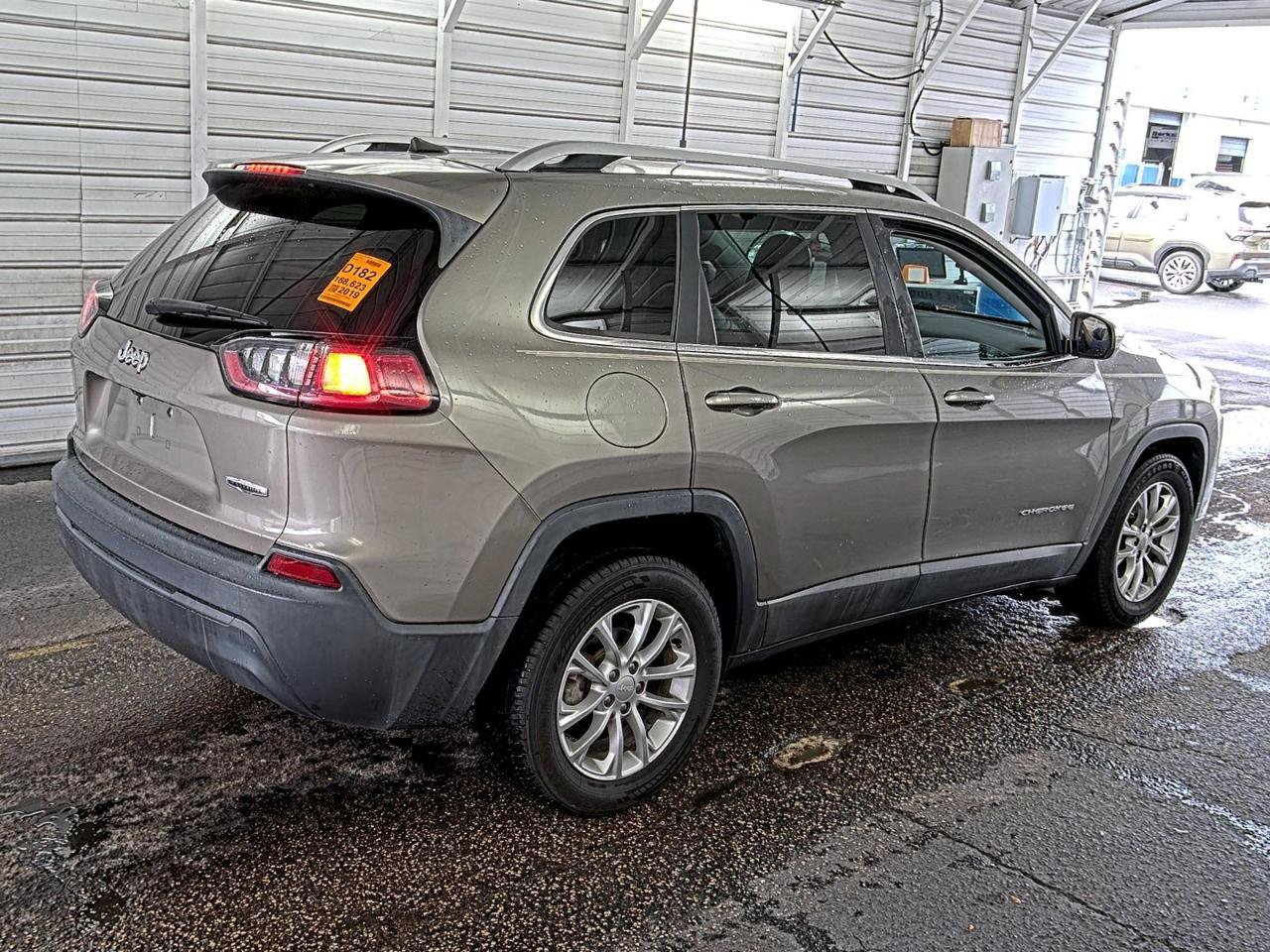 Used 2019 Jeep Cherokee Latitude w/ Popular Appearance Group FWD image 3