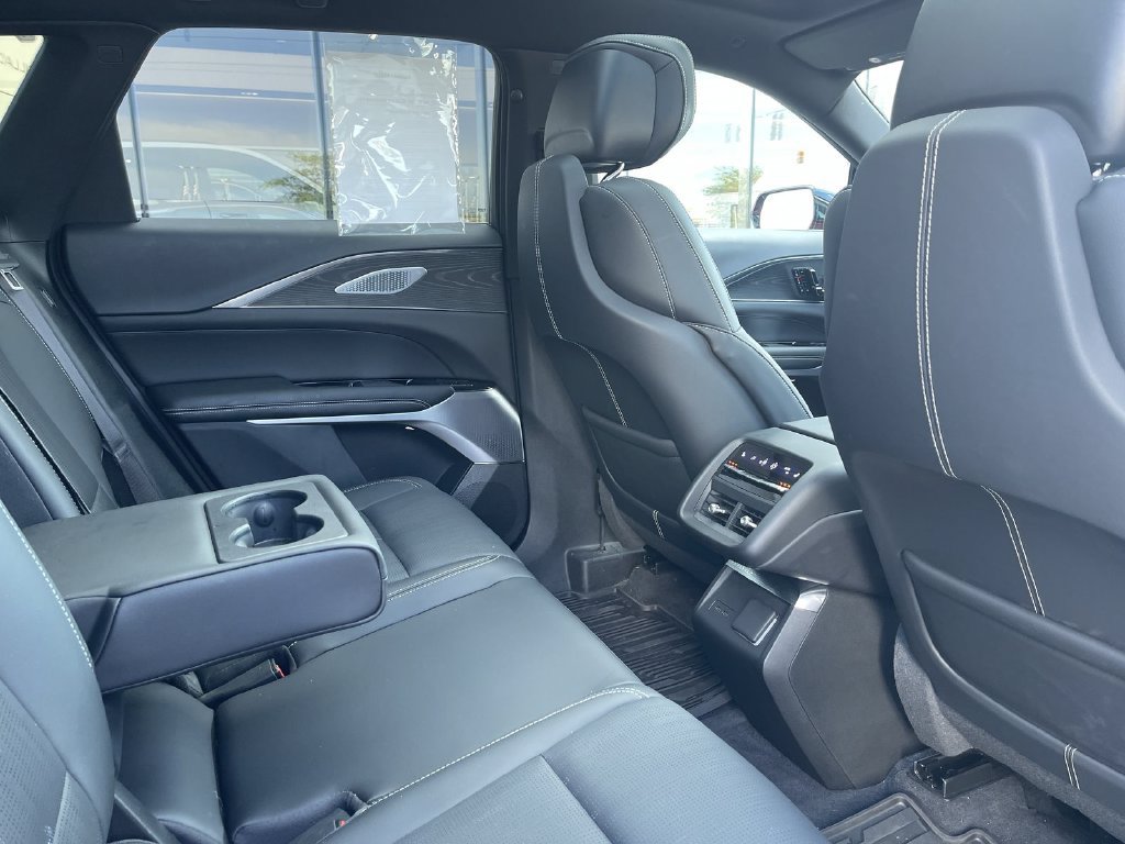 Used 2024 Cadillac Lyriq Luxury AWD/4WD image 33