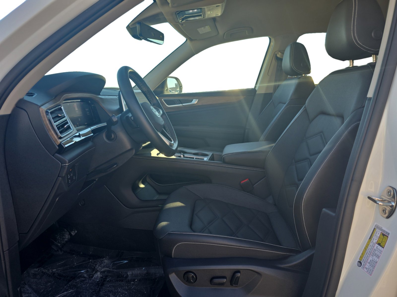 Used 2025 Volkswagen Atlas SE image 2