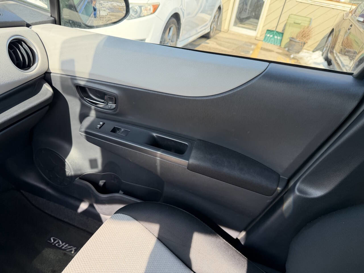 Used 2012 Toyota Yaris LE image 17