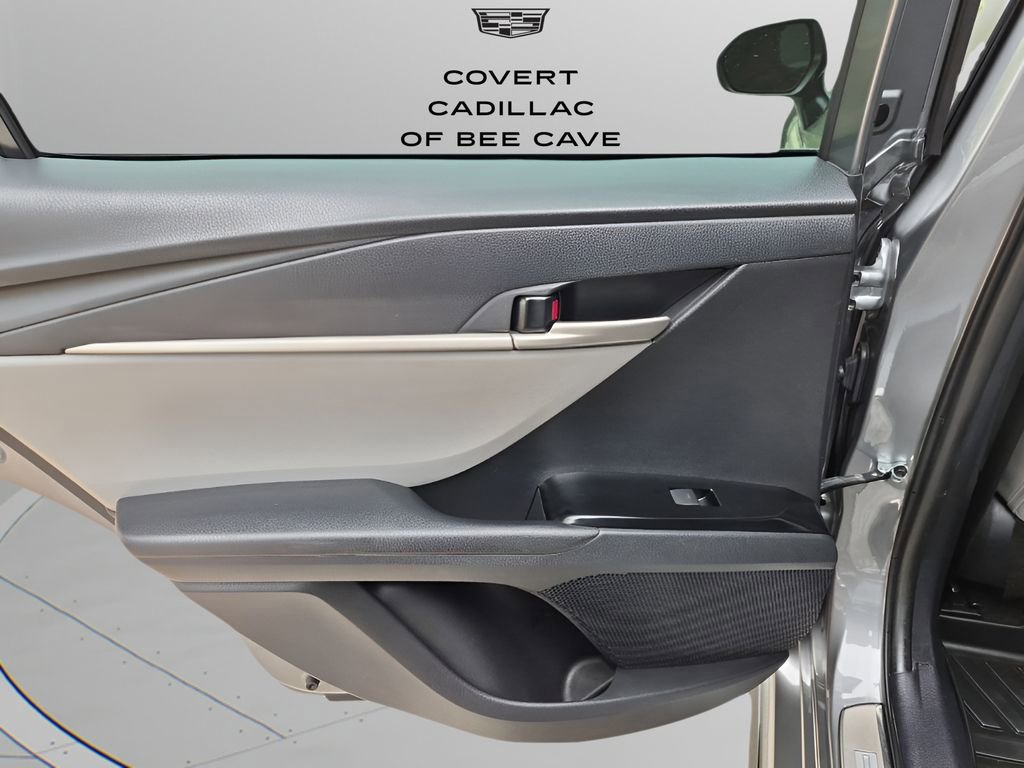 Used 2025 Toyota Camry SE w/ Convenience Package image 19