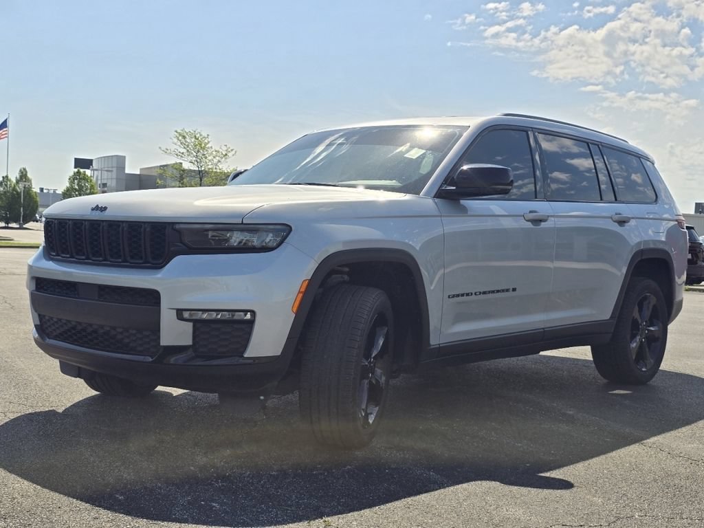 Used 2024 Jeep Grand Cherokee L Limited w/ Black Appearance Package AWD/4WD image 13