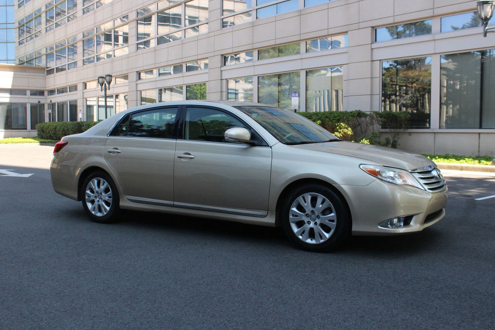 Used 2011 Toyota Avalon FWD image 2