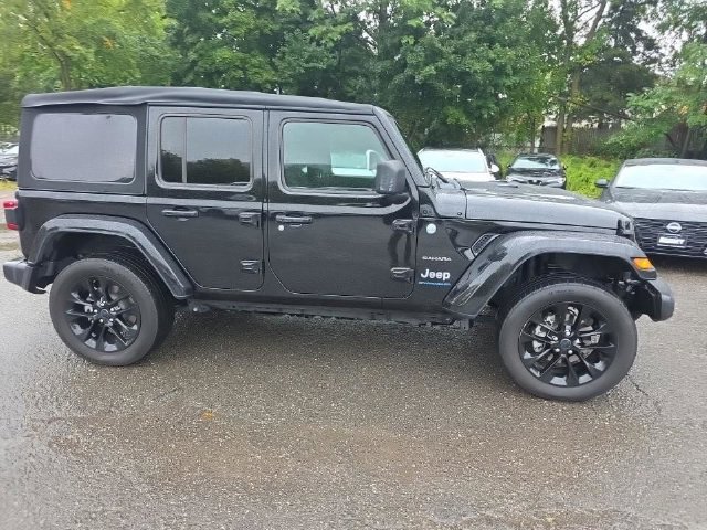 Used 2024 Jeep Wrangler Unlimited Sahara w/ Technology Group AWD/4WD image 2