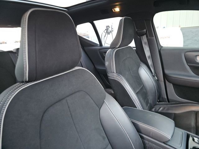 Used 2021 Volvo XC40 T5 R-Design w/ Advanced Package image 42